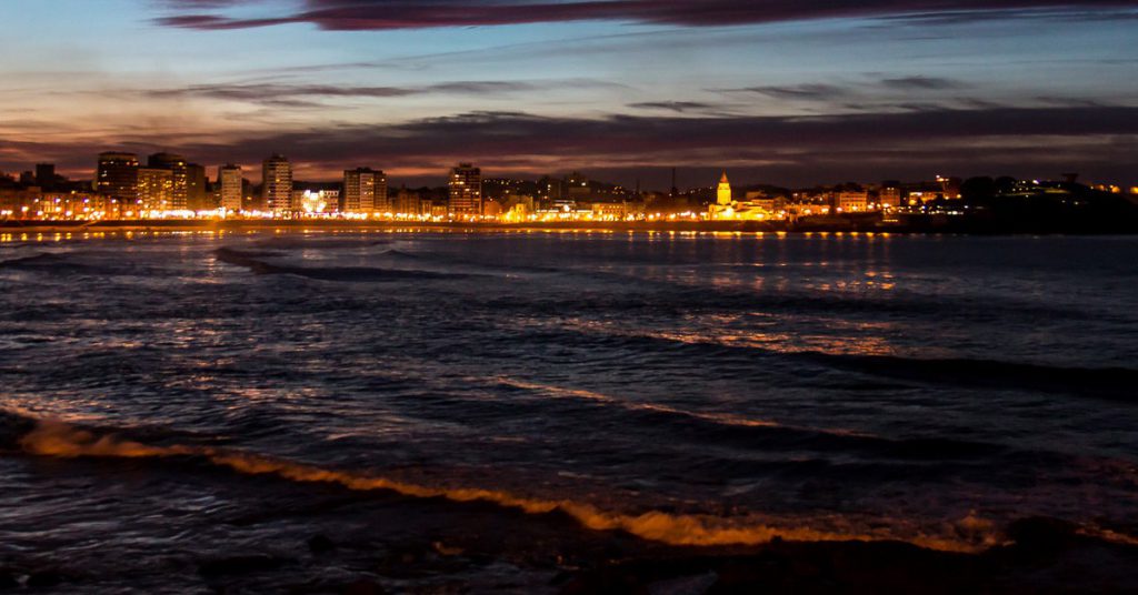 Sigue leyendo 15 ciudades costeras que tienes que conocer de noche