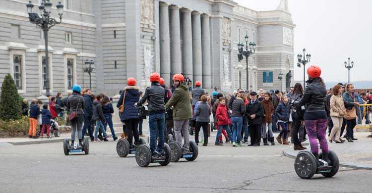 También se pueden hacer tours por Madrid en segway (madridcitytours.com)