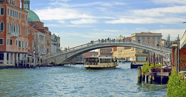 Puente de los Descalzos. Bernotto (iStock)