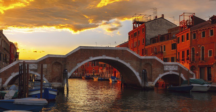 Puente de los Tres Arcos. KavalenkavaVolha (iStock)