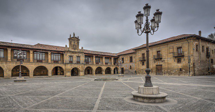 Plaza Mayor de Santo Domingo de la Calzada. RibeirodosSantos (iStock)