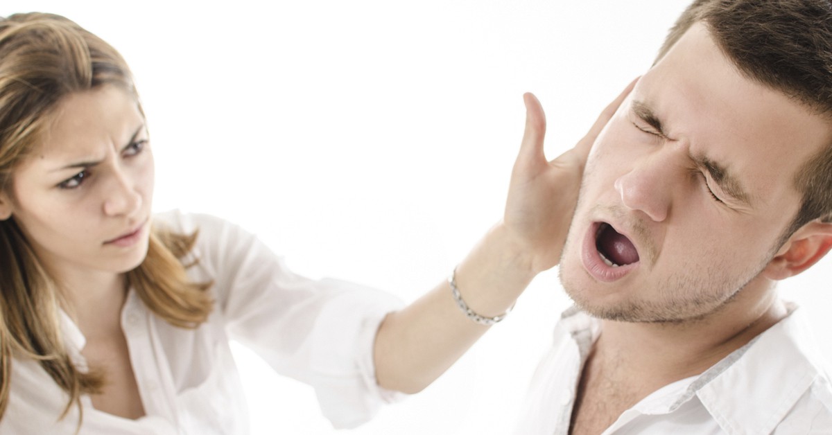 Una mujer masajea a su novio (NBedov, iStock)