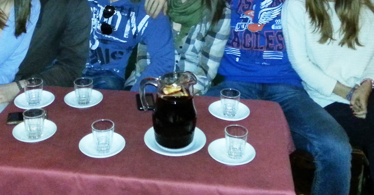 Mesa con sangría (Las Cuevas de Sésamo, Facebook)