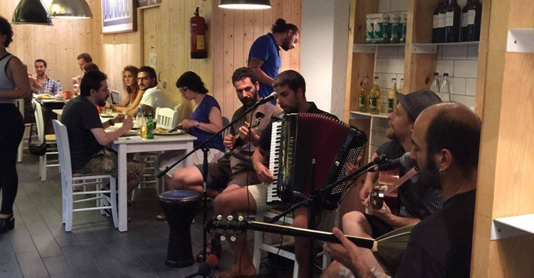 Música en directo en el Dionisos Greek de la Plaza George Orwell (Dionisos Greek, Facebook)