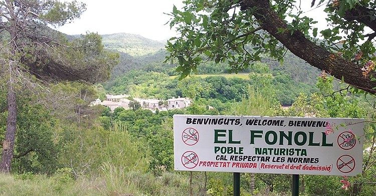 Un cartel anuncia a la entrada de Fonoll (Rwxrwxrwx-wikipedia commons)
