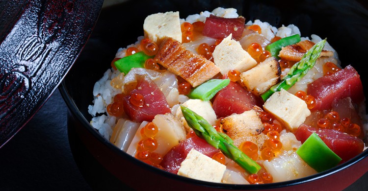 Sushi en cuenco con trozos de pescados y verduras (Web de Izariya)
