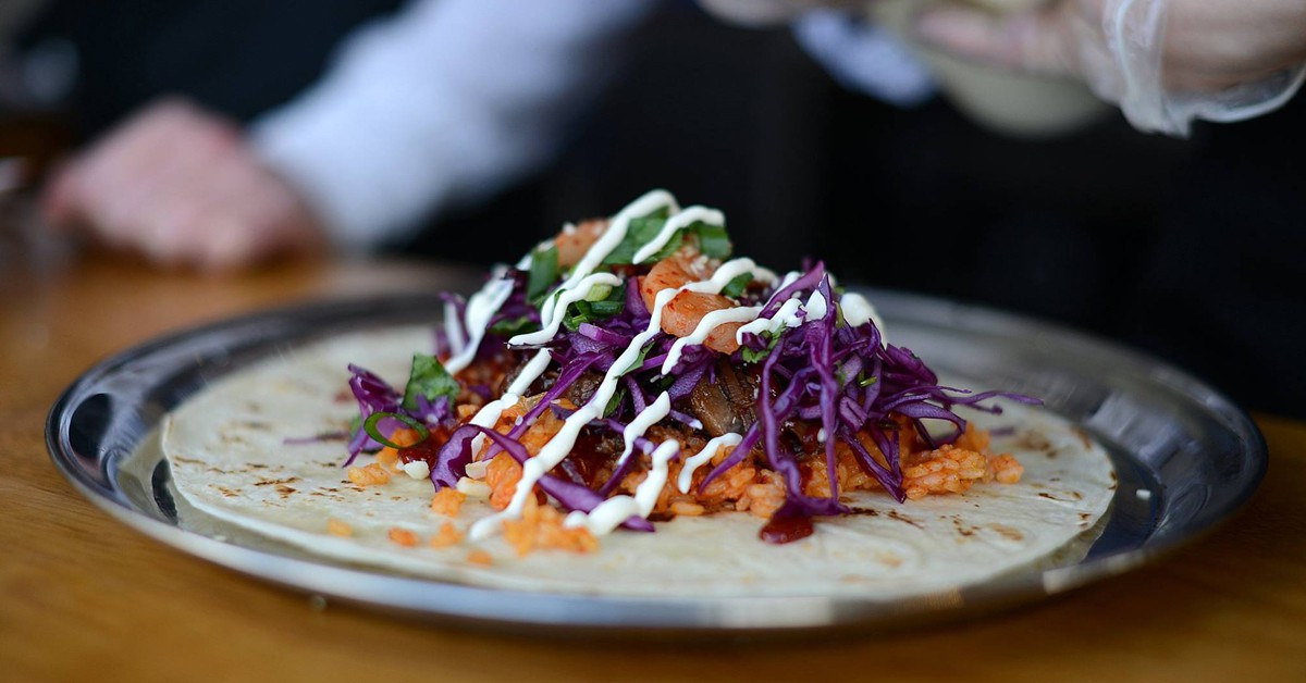 Preparación de un burrito (Kimchinary, Facebook)