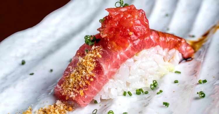 Nigiri de atún toro con tomate (A Japanese Kirikata, Facebook)