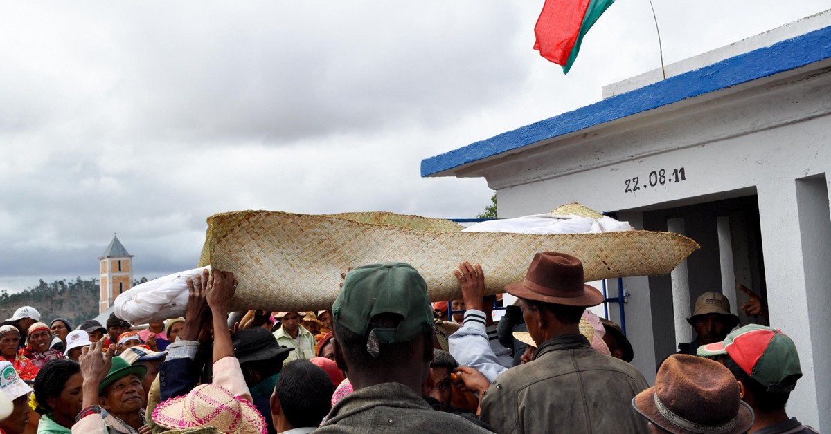 Tumba, cadáver e iglesia (S@veOurSm:)e, Foter)