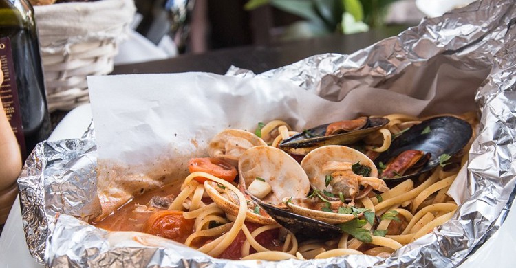 Tagliatelle con marisco al cartoccio (Mercato Ballarò, Facebook)