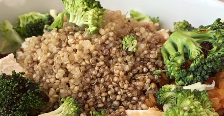 Quinoa, brócoli, huevo, lenteja roja, feta… (Petit Appetit, Facebook)