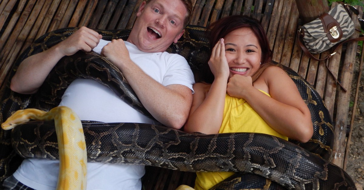 Canadienses se dan un masaje de pitones (TrevorandKian, YouTube)