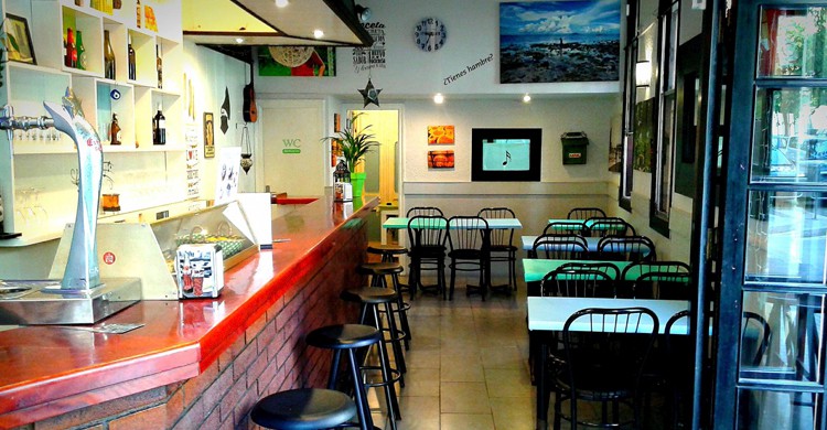 Aspecto del local y la barra (Si B Moi, Facebook)