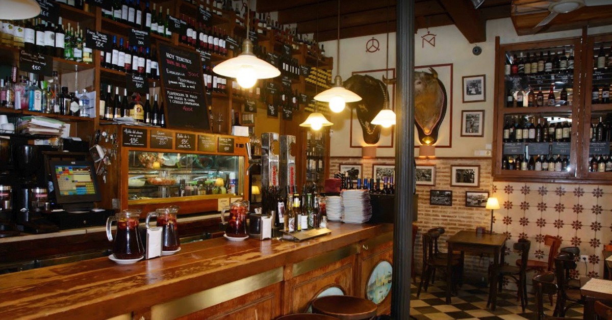 La barra con las jarras de sangría (Taberna Belmonte, Google+)