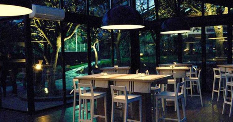 Una terraza 'en pleno bosque' (Fuente: lamorajela.com)