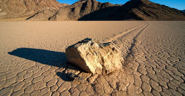 En el Valle de la Muerte, en California, las rocas también dejan largas trazas (iStock)