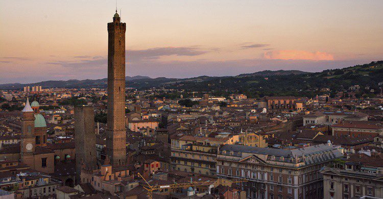 Las dos torres de Bolonia, destacadas en el 'skyline' de la ciudad. Starmaro (iStock)