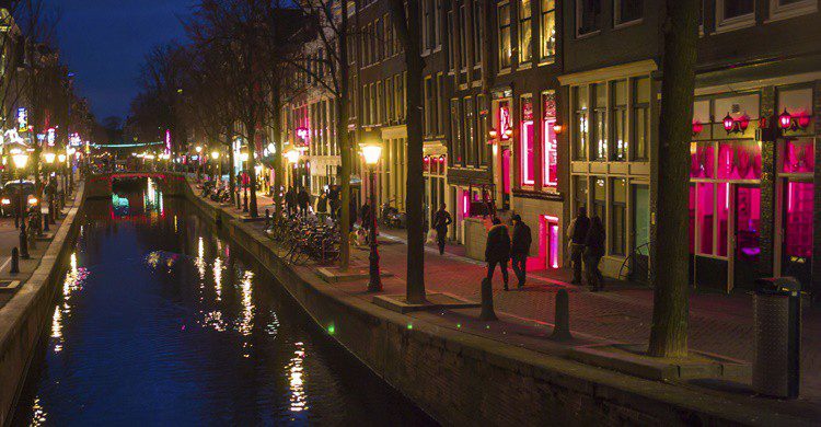 Luces en los escaparates. Ssviluppo (iStock)