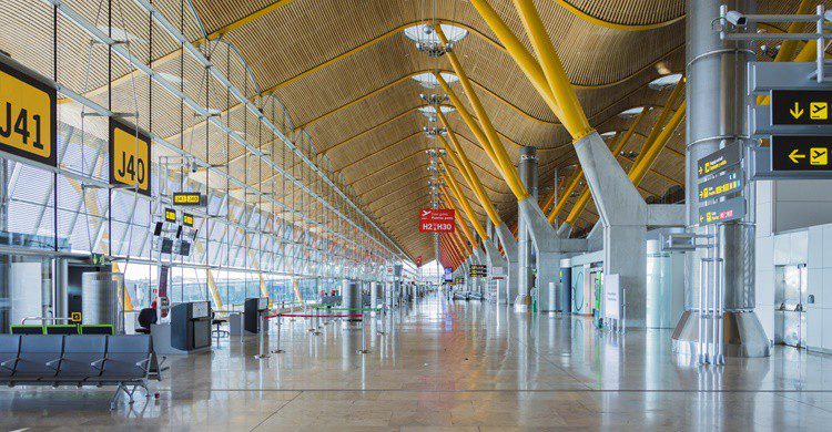 Terminal T4 del aeropuerto de Barajas. Alan_P (iStock)