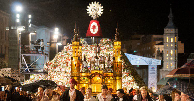 Imagen de la ofrenda floral en la plaza del Pilar de Zaragoza. EduNavarro (iStock)