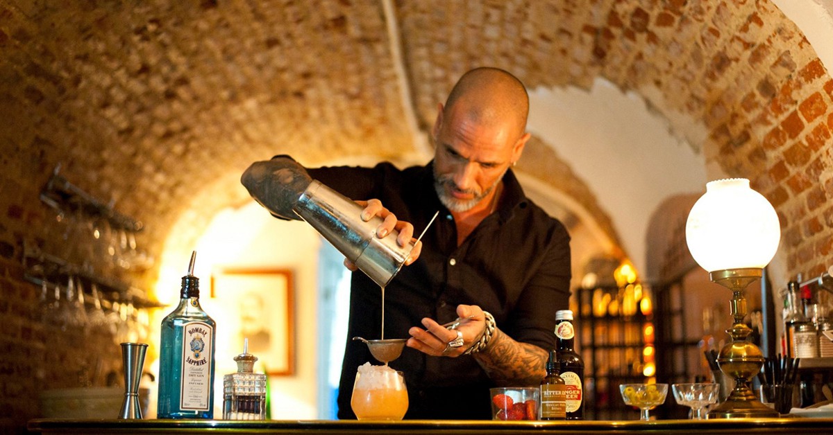 Oficiando en la cueva (1862 Dry Bar, Facebook)