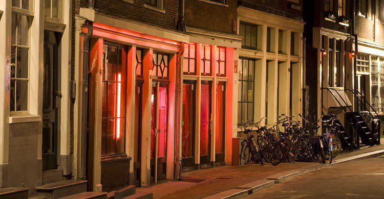 Escaparates en el Barrio Rojo de Amsterdam. Massimo Catarinella (iStock)