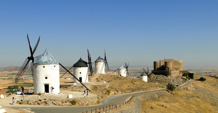 Consuegra con sus molinos. santiago lopez-pastor (Flickr)
