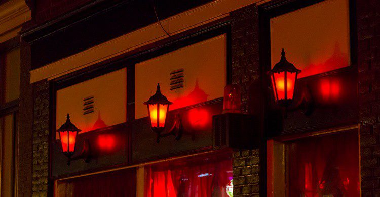 Farolas características en el Barrio Rojo de Amsterdam. Toxawww (iStock)