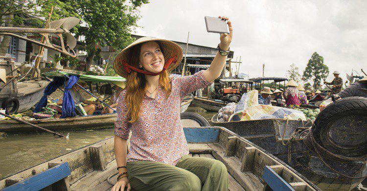 Turista en mercado flotante de Vietnam. Gilitukha (iStock)