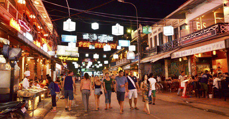 Calle en Camboya de noche. Siraanamwong (iStock)