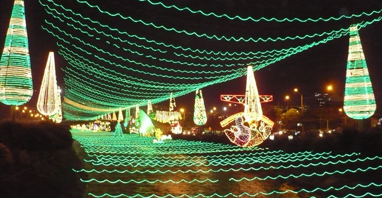 6. Si vas en Navidad, el río iluminado
