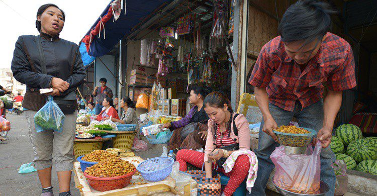 Mercadillo de insectos en Laos. OscarEspinosa (iStock)