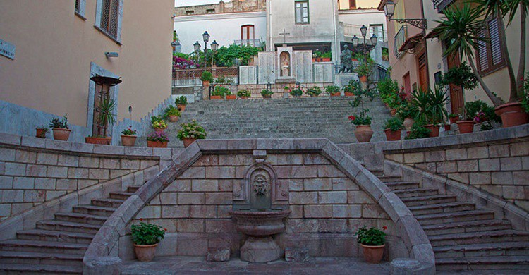 Escalinata de San Marco d'Alunzio. Goldmund100 (Wikipedia Creative Commons)