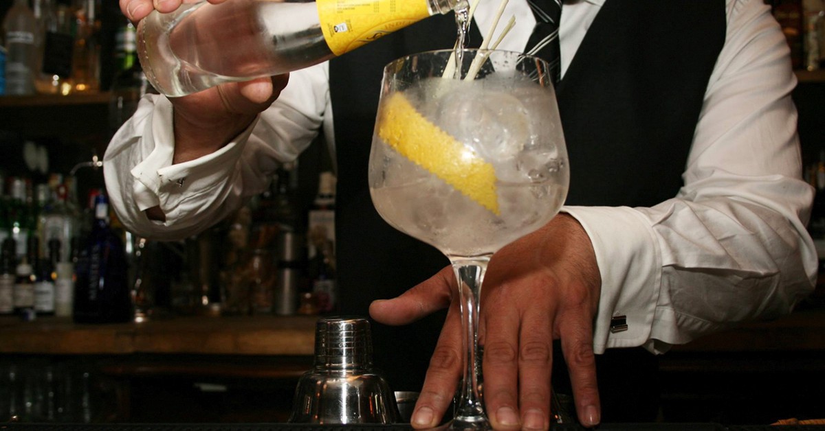 Preparando un gintónic (El Niño Perdido, Facebook)