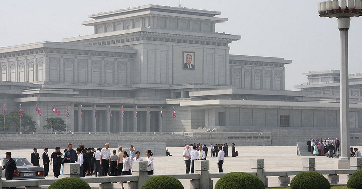 PyongYang (pt.wikipedia.org/wiki/Pyongyang#/media/File:Kumsusan_Memorial_Palace,_Pyongyang.jpg)