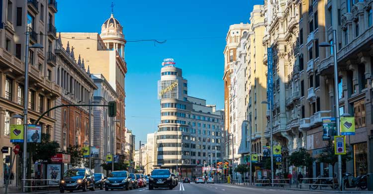 La Gran Vía de Madrid la hemos visto en películas como "Abre los ojos" (wikimedia.org)