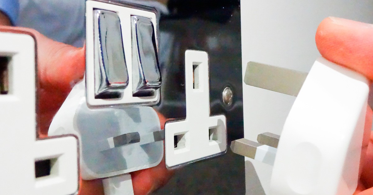enchufes con tres clavijas (Istock)