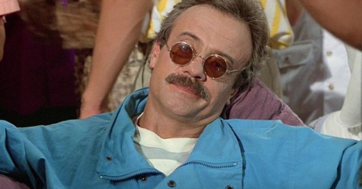 Querer hacer pasar muertos por vivos (Fuente: Fotograma de la película 'Este muerto está muy vivo')