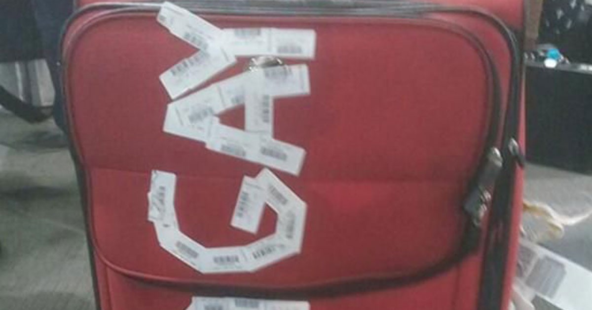 Salir del armario en la cinta de equipaje (Fuente: Twitter)