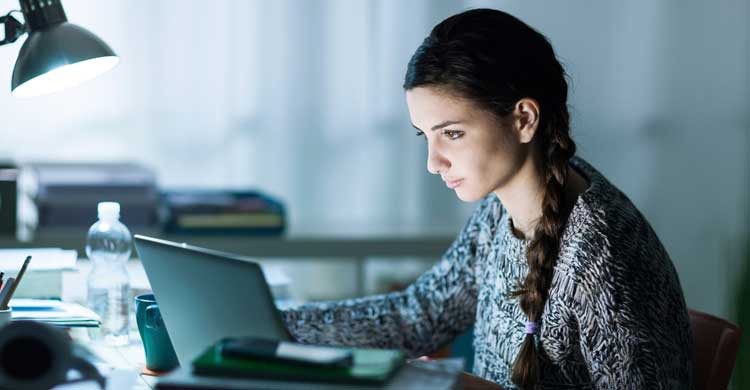 Consultar las ofertas de viajes en El Viajero Fisgón también te permitirá ahorrar dinero (iStock)