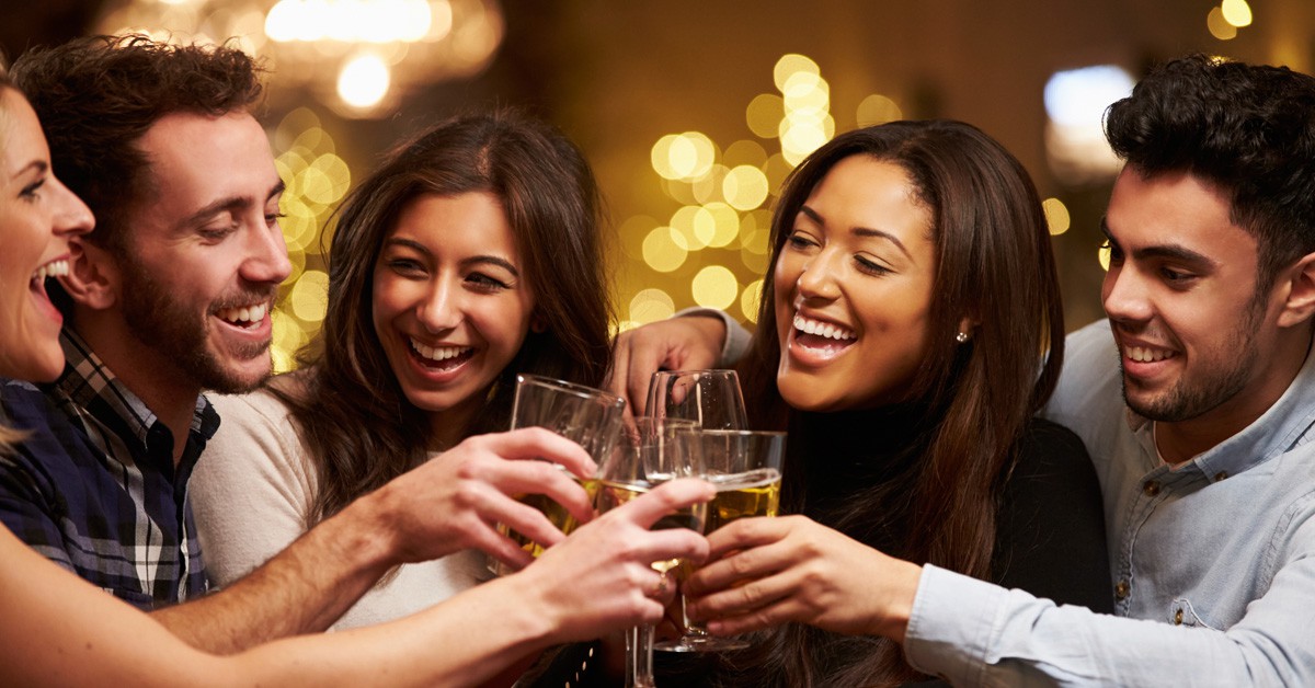 gritando en el bar (Istock)