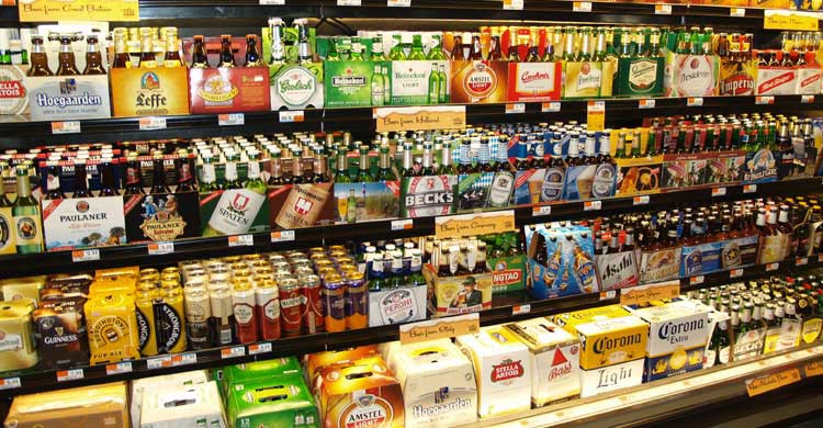 Comprar la comida y la bebida en el supermercado es una forma de hacer un viaje barato a Reino Unido (wikimedia.org)