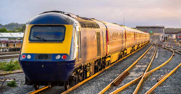 Si vas a utilizar el tren para desplazarte entre ciudades, compra los billetes con la mayor antelación (iStock)