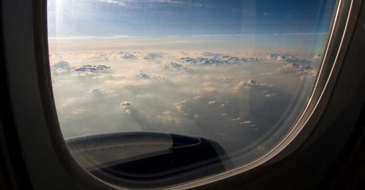 ¿Te habías preguntado alguna vez por qué las ventanillas de los aviones tienen esa forma? (Flickr)