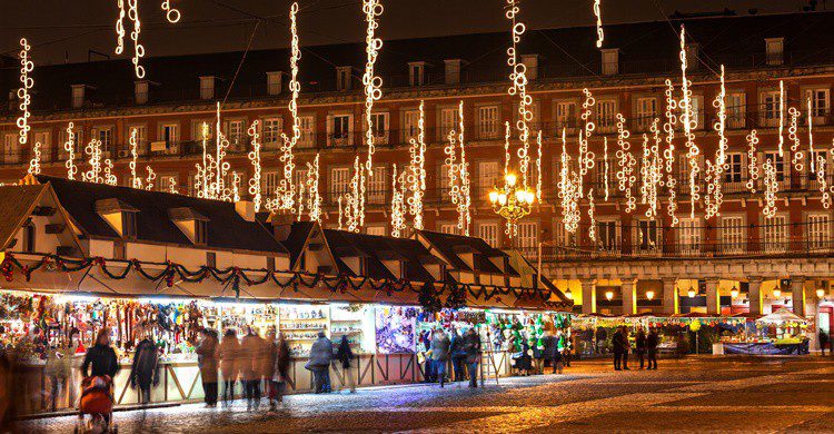 Plaza Mayor de Madrid con sus tradicionales puestos de Navidad. JoseIgnacioSoto (iStock)