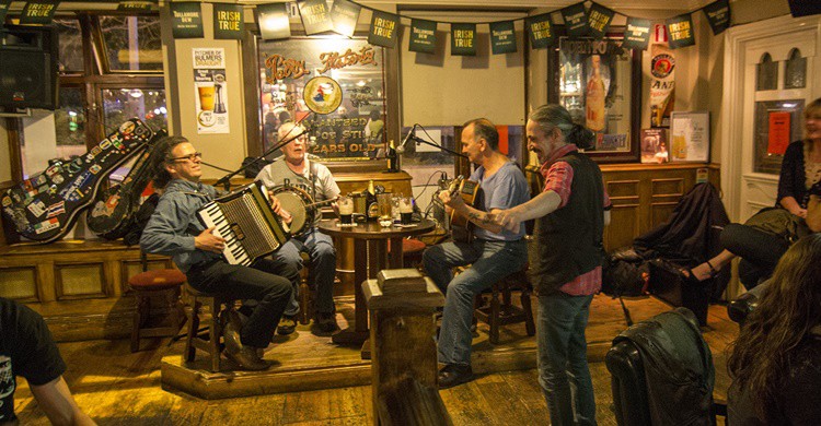 Música en Darkey Kellys (http://darkeykellys.ie/)