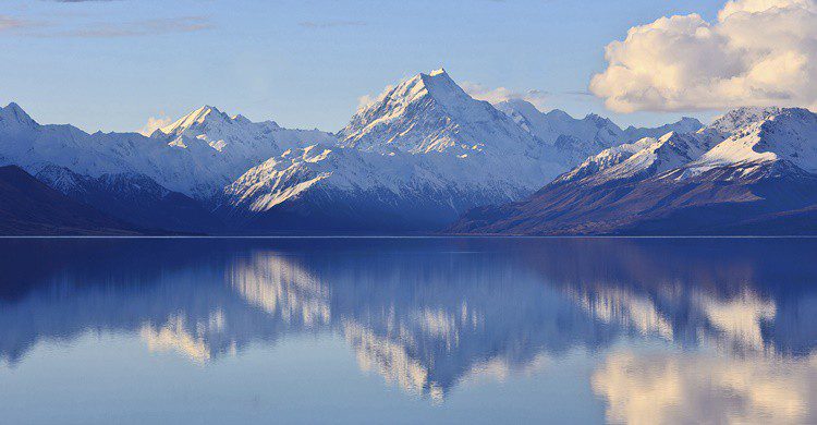 Monte Cook y su reflejo en el lago. Therightthumb (iStock)
