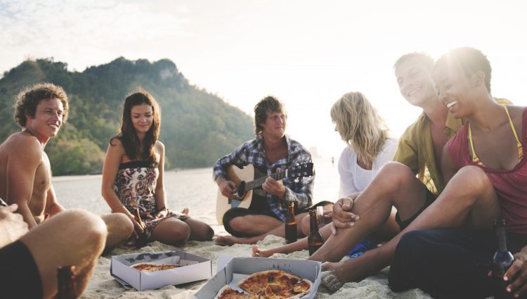 Amigos en una playa tailandesa. Rawpixel Ltd (iStock)