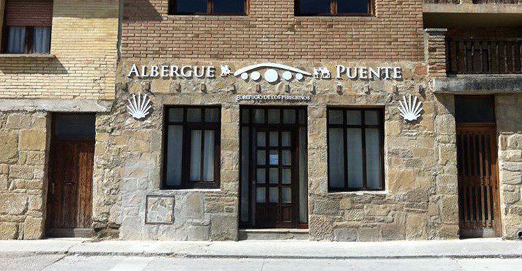 Fachada del albergue (https://www.facebook.com/alberguepuente/)