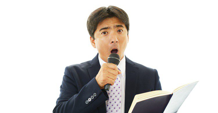 Japonés de negocios, cantando. Sunabesyou (iStock)